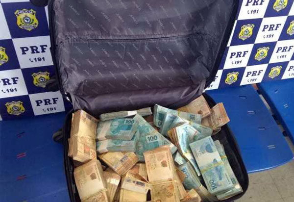 PRF apreende mais de 300.000 reais sem comprovação de origem na BR 116, em Vitória da Conquista (BA)