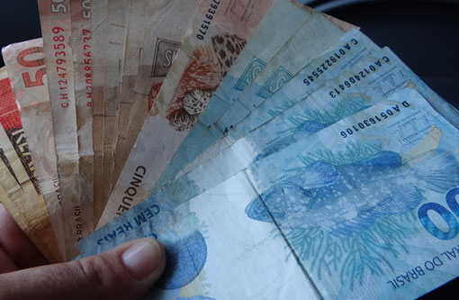 Governo propõe salário mínimo de R$ 946 em 2017