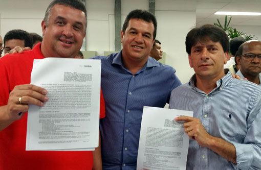 Deputado Marquinho Viana acompanha prefeitos em assinatura do convênio TOPA