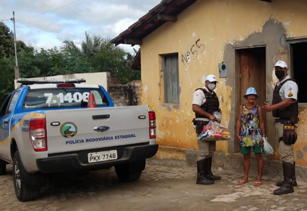 Polícia Rodoviária Estadual faz doação de alimentos em Brumado