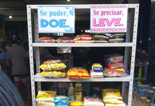 Comerciante de Brumado cria prateleira de doação de alimentos para pessoas que precisam