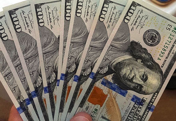 Dólar ultrapassa R$ 4,20 e fecha no maior valor desde criação do real