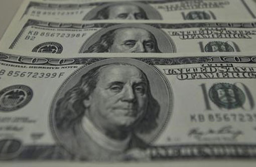 Dólar volta a subir e bate novo recorde