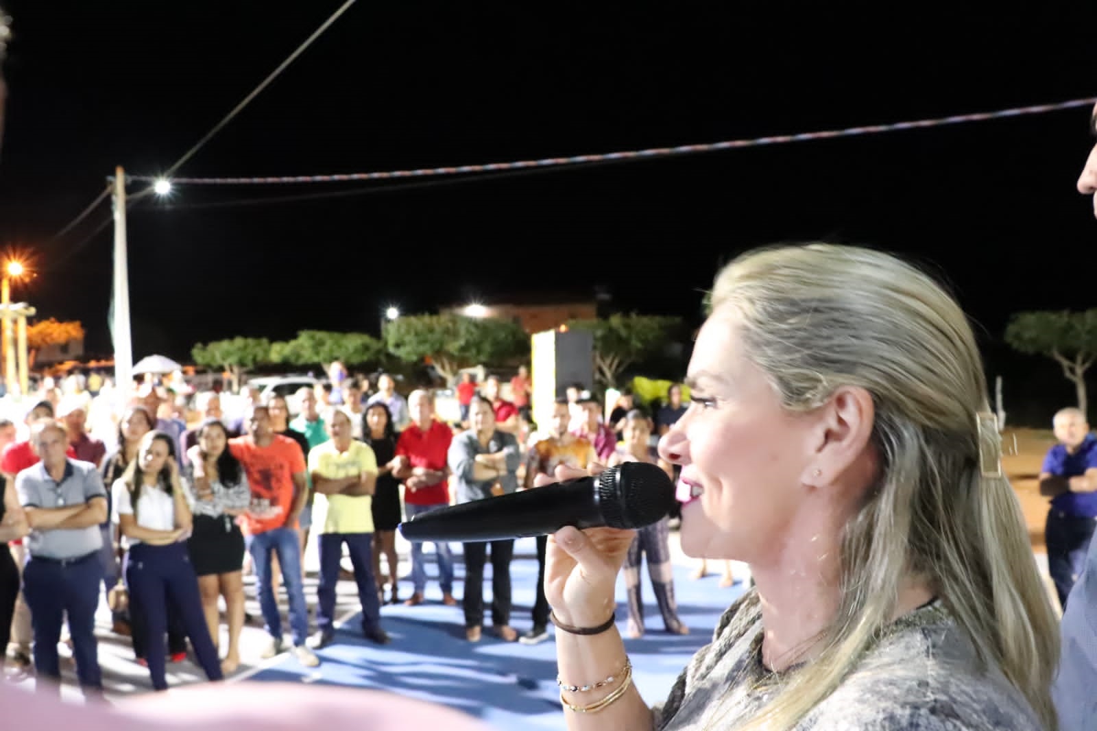 Ivana e prefeito entregam praça em Dom Basílio