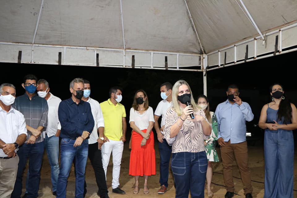 Deputada Ivana Bastos anuncia obras em Dom Basílio