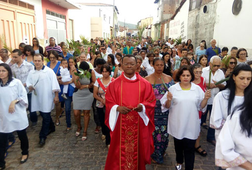 Brumado: Domingo de Ramos foi celebrado com missas e procissão