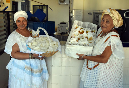 Há 26 anos, Dona Dete do Acarajé entrega acarajé aos presos custodiados em Brumado