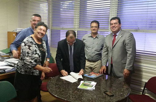 Barra da Estiva: Dona Lúcia, ex-prefeita e  presidente da ADESB assina convênio com a SEAGRI e a CAR
