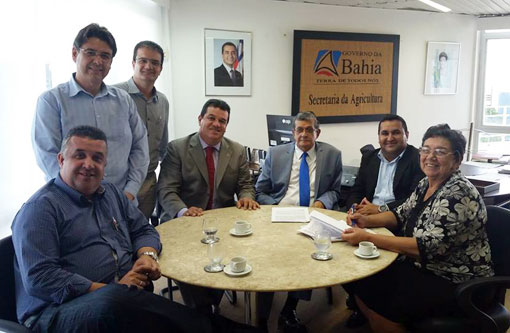 Barra da Estiva: Dona Lúcia, ex-prefeita e  presidente da ADESB assina convênio com a SEAGRI e a CAR