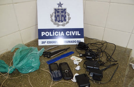 Brumado: Polícia detém dois que iam jogar drogas na delegacia