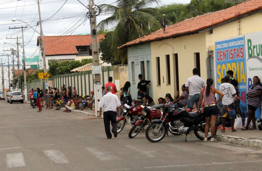 Brumado: Pais e alunos formam grandes filas para garantir vagas na rede estadual de ensino