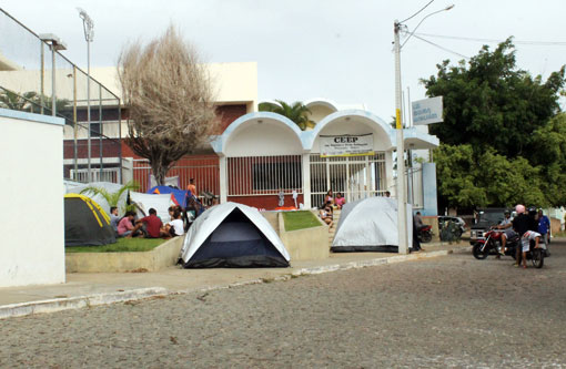 Brumado: Pais e alunos formam grandes filas para garantir vagas na rede estadual de ensino