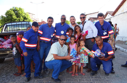 Brumado: Vix Logística e Associação de Moradores do Bairro Dr. Juracy realizam entrega de brinquedos