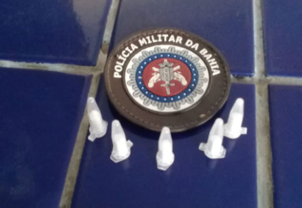 Homem é detido em Brumado ao ser flagrado com drogas; ele transportaria o material para Aracatu