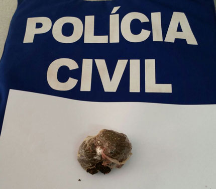 Livramento: Mulher é presa ao tentar entrar com droga na delegacia durante visita