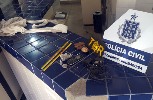 Brumado: Dupla é detida após tentar arremessar drogas, celular, carregadores e serras para os presos 