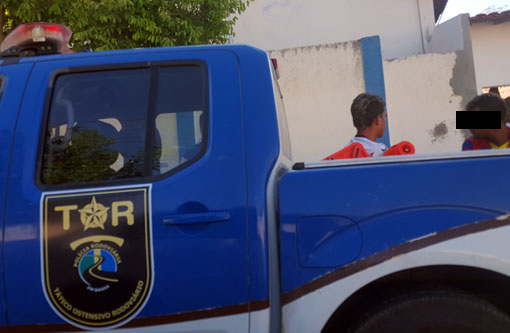 Brumado: Dupla é detida após tentar arremessar drogas, celular, carregadores e serras para os presos 