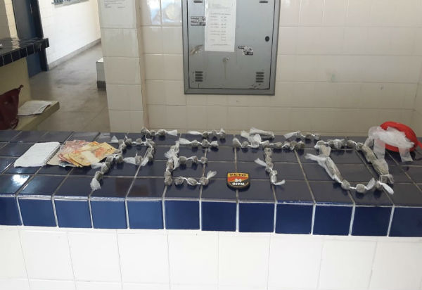 Brumado: homem é detido e três adolescentes apreendidos por ato infracional análogo a tráfico de drogas