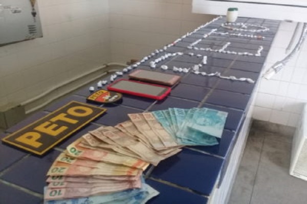 Brumado: trio é detido com drogas após fugirem de abordagem policial 