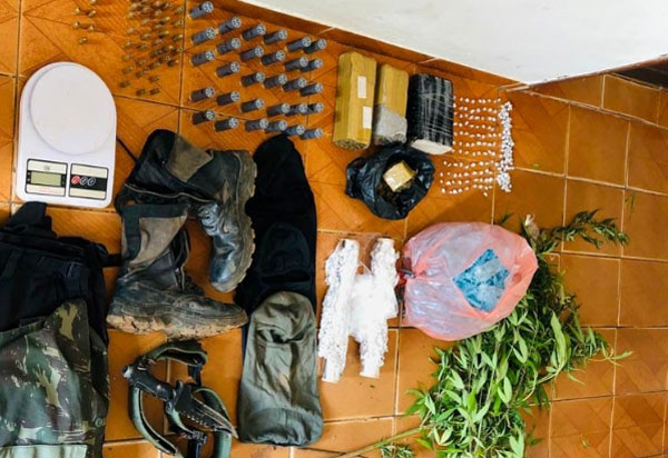 PM apreende cocaína, pés de maconha e munições na Chapada Diamantina