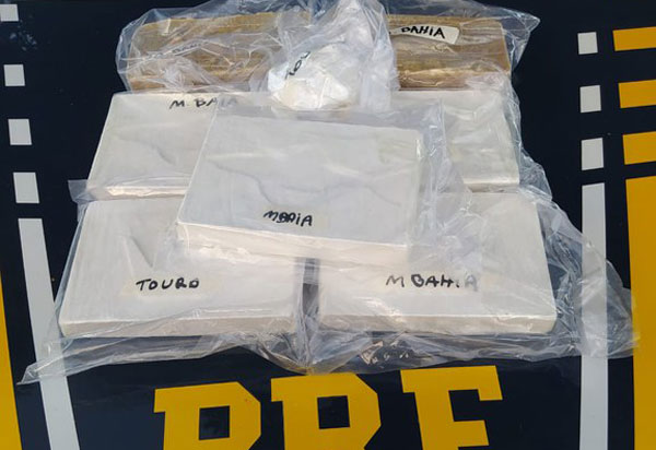 PRF na Bahia apreende 8kg de cocaína escondidas em automóvel, no município de Guanambi (BA)