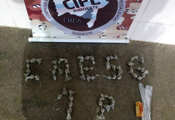 Menor é apreendido e homem detido acusados de tráfico de drogas em Barra da Estiva