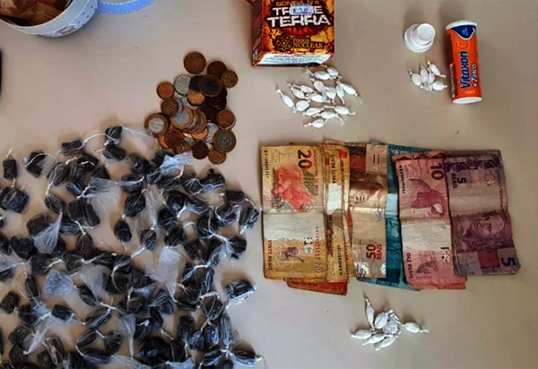 Brumado: Mais de 130 porções de maconha e de cocaína são apreendidas em casa