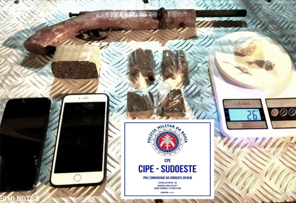 Dupla é presa acusada de tráfico de drogas e porte ilegal de armas em Caetité