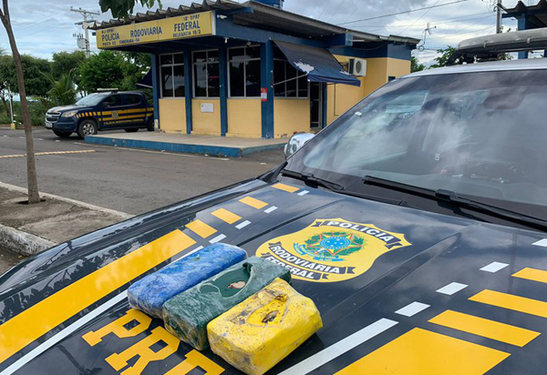 PRF na Bahia apreende pasta base de cocaína escondida dentro de bagagem de passageira 