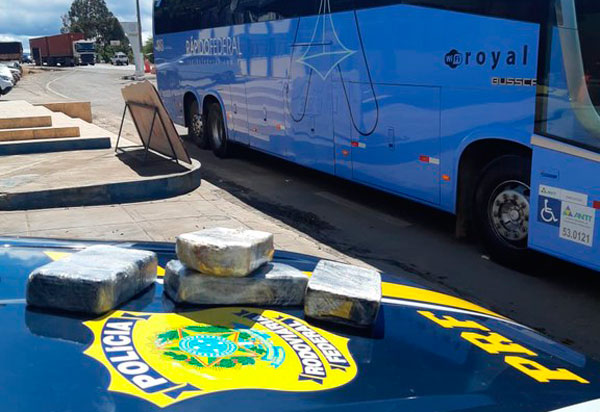 PRF prende passageiro de ônibus que transportava pasta base de cocaína dentro de bagagem na Chapada Diamantina