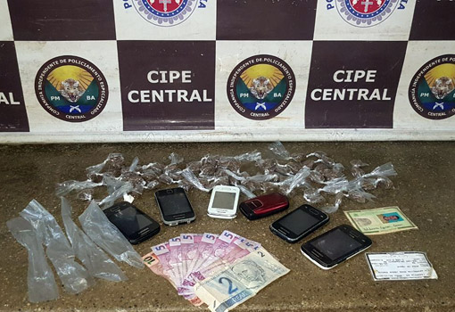 Tanhaçu: Cipe Central apreende drogas e duas pessoas são detidas e encaminhadas à delegacia de Brumado