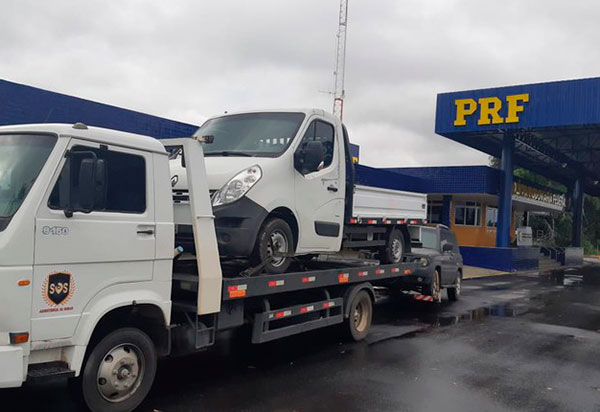 PRF apreende 104 kg de cloridrato de cocaína escondidos em caminhonete sobre um guincho em Conquista