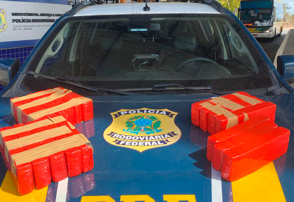 Em mais uma ocorrência registrada na BR 116, PRF prende passageiro de ônibus com mochila “recheada” de maconha