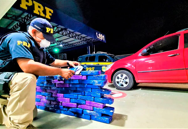Conquista: Casal de traficantes é preso na BR 116 transportando quase 62 Kg de cocaína escondidos em fundo falso de caminhonete