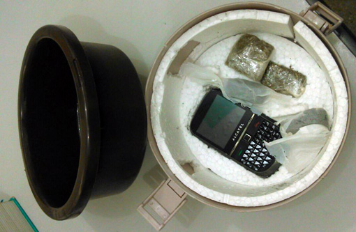 Brumado: Esposa de detento é presa por tentar levar drogas e celular para carceragem escondidos em marmita