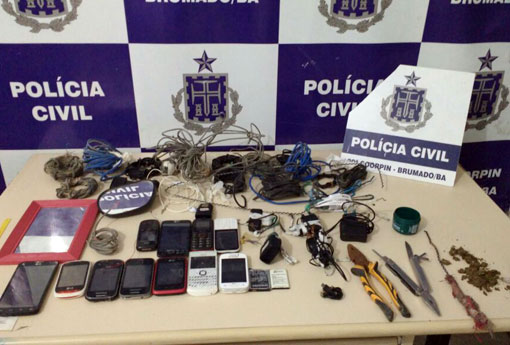Em revista na carceragem da delegacia de Brumado, polícias encontram 11 aparelhos celulares, alicates, drogas e outros objetos