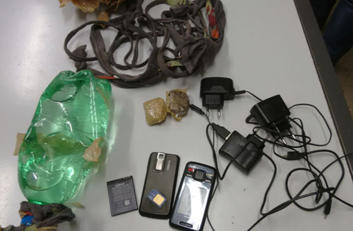 Polícias Civil e Militar prendem homens que tentaram inserir drogas na carceragem da delegacia de Brumado