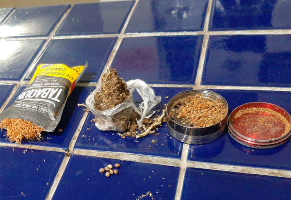 Brumado: Polícia Militar detém dupla acusada de tráfico de drogas no bairro Olhos D'água