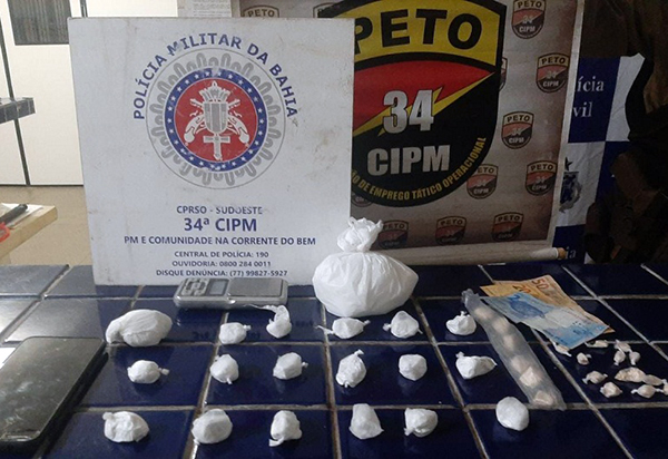 Brumado: PETO apreende drogas com passageiros em táxi no bairro do Mercado