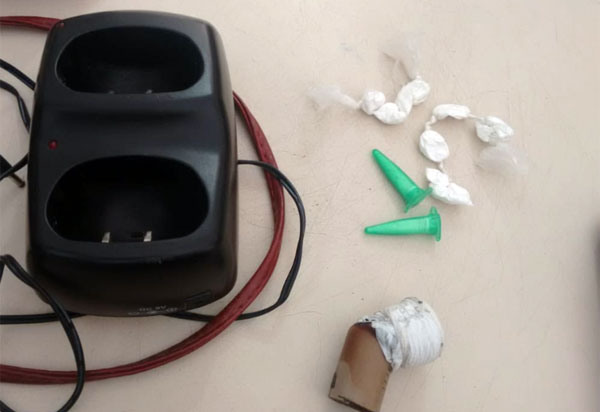 Brumado: mulher é detida após ser flagrada com cocaína e carregador de rádio comunicador