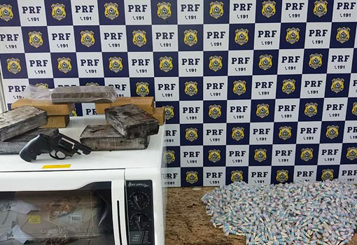 PRF prende passageiro de ônibus com arma de fogo e drogas em Vitória da Conquista/BA
