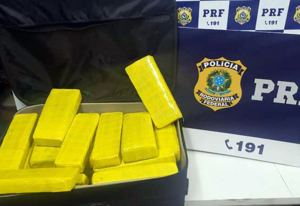 Conquista: PRF apreende quase 30 quilos de maconha em bagagem de passageiro de ônibus interestadual 