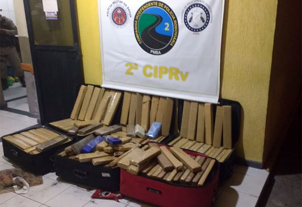 Tanhaçu: PRE apreende 400 kg de material análogo a maconha e pasta base de cocaína na BA-026
