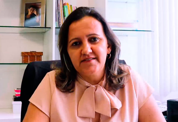 Ednéia Ataíde comemora retorno das aulas presenciais em Brumado 