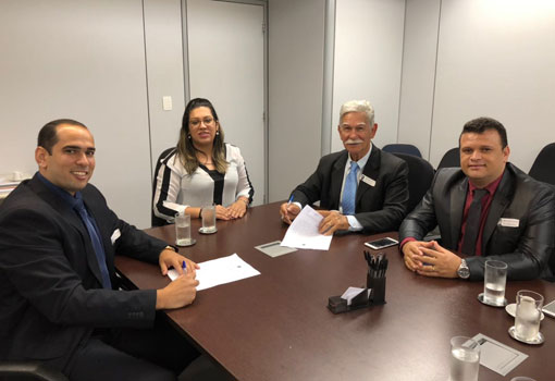 Prefeito Eduardo Vasconcelos assina no MEC termo de compromisso para implantação do curso de Medicina em Brumado