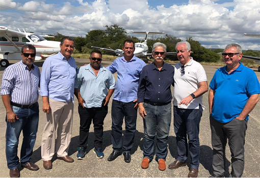 Em Brumado, prefeito, vice e vereadores recepcionaram o governador Rui Costa no aeroporto