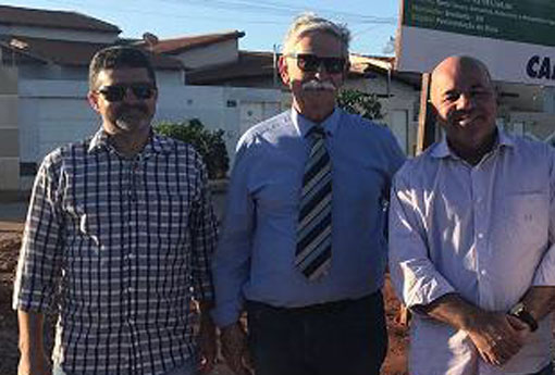 Prefeito Eduardo Vasconcelos e deputado visitam obras de pavimentação no Bairro Santa Tereza e UPA no São Félix