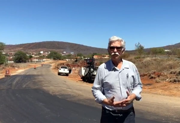 Em visita as obras de recuperação asfáltica da Estrada do Esconso, prefeito de Brumado comemora mais uma conquista para o município 