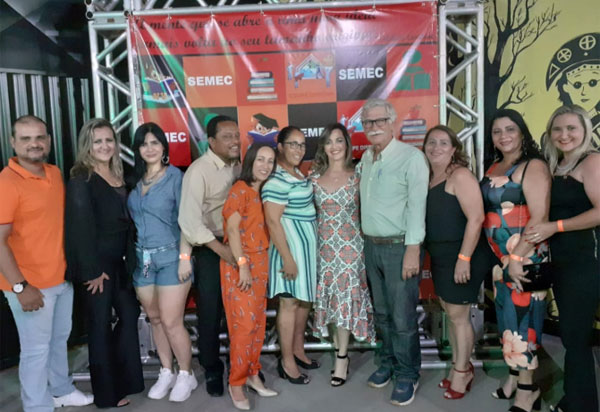 Prefeito Eduardo Vasconcelos é homenageado pela exaltação da Educação em confraternização da SEMEC 