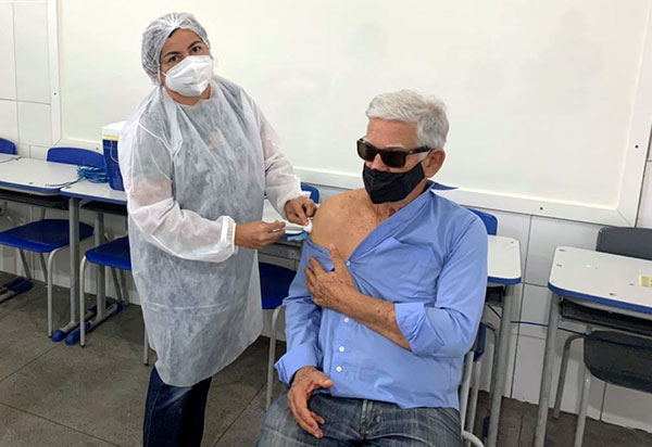 Brumado: Prefeito Eduardo Vasconcelos toma primeira dose da vacina contra a Covid-19